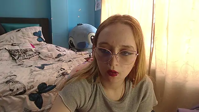 Liaroberts1 online show from February 18, 2:49 pm