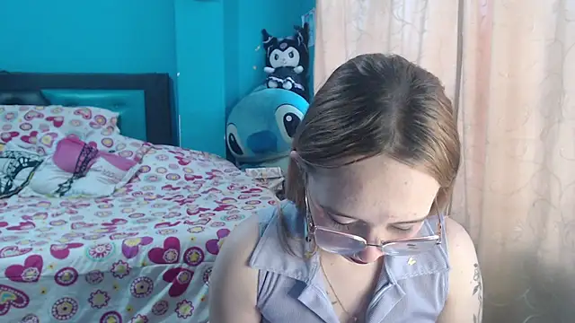 Liaroberts1 online show from February 28, 11:58 am