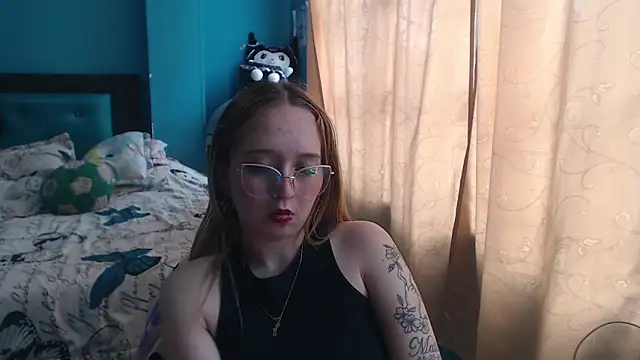 Liaroberts1 online show from March 13, 6:01 pm