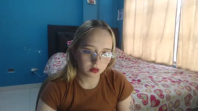 Liaroberts1 online show from December 4, 12:14 pm