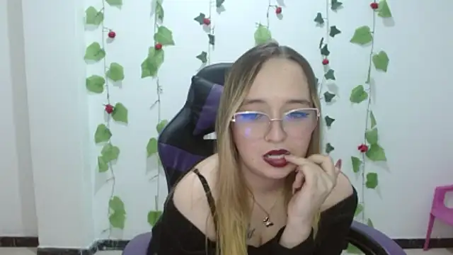 Liaroberts1 online show from May 9, 4:50 am