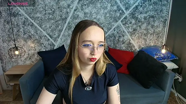 Liaroberts1 online show from June 4, 2:01 pm