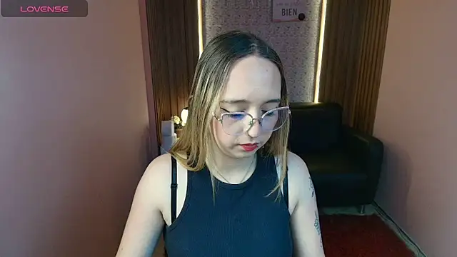 Liaroberts1 online show from June 9, 1:45 pm