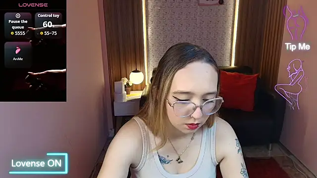 Liaroberts1 online show from June 12, 1:43 pm