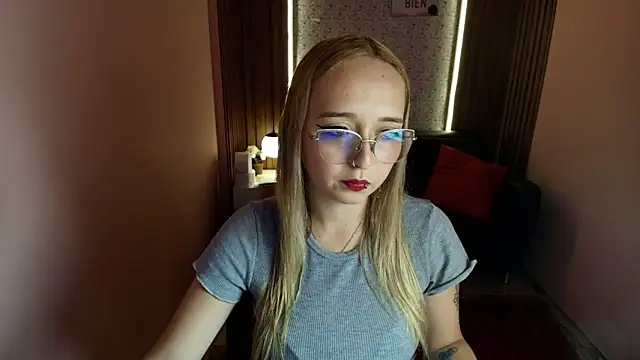 Liaroberts1 online show from June 17, 1:45 pm