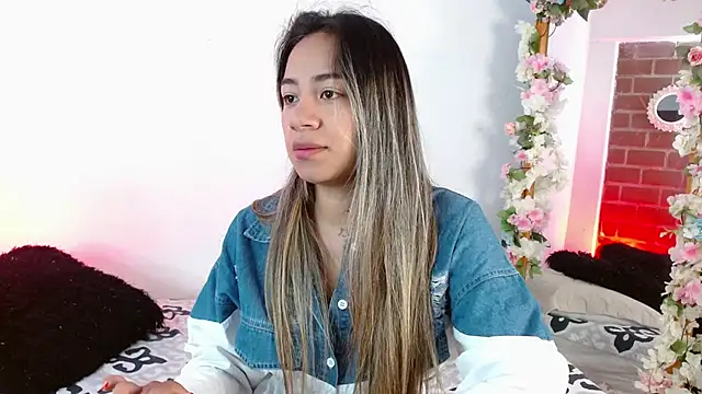 Jules n Gia online show from December 18, 4:28 pm