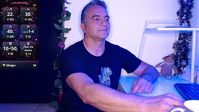 Snapshot of golden_punisher chatting on December 18, 9:14 am golden punisher online show from December 18, 9:14 am