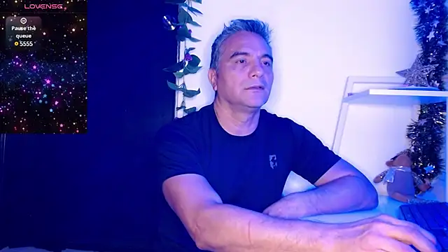 Snapshot of golden_punisher chatting on December 21, 5:36 am golden punisher online show from December 21, 5:36 am