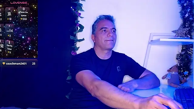 Snapshot of golden_punisher chatting on December 21, 8:39 am golden punisher online show from December 21, 8:39 am