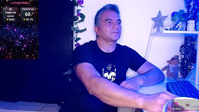 Snapshot of golden_punisher chatting on December 30, 5:26 am golden punisher online show from December 30, 5:26 am