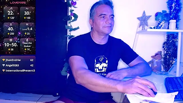 Snapshot of golden_punisher chatting on December 30, 8:32 am golden punisher online show from December 30, 8:32 am