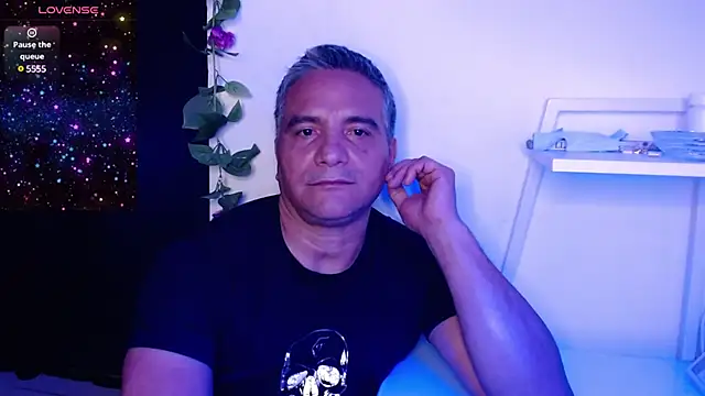 Snapshot of golden_punisher chatting on January 15, 8:09 am golden punisher online show from January 15, 8:09 am