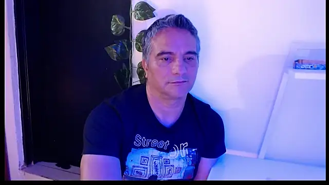 Snapshot of golden_punisher chatting on February 5, 8:43 am golden punisher online show from February 5, 8:43 am