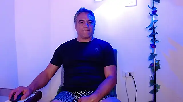 Snapshot of golden_punisher chatting on February 24, 7:33 am golden punisher online show from February 24, 7:33 am