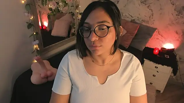 Snapshot of Bella_desi_ chatting on April 12, 1:16 pm Bella desi online show from April 12, 1:16 pm