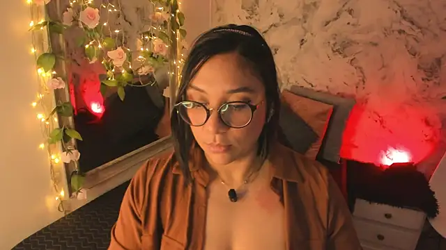 Snapshot of Bella_desi_ chatting on June 7, 1:15 pm Bella desi online show from June 7, 1:15 pm