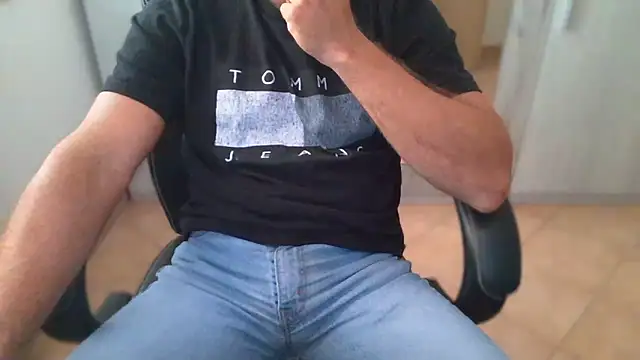 Snapshot of cocco1980xxxx chatting on June 8, 7:42 am cocco1980xxxx online show from June 8, 7:42 am
