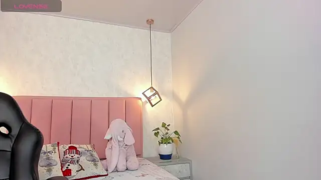 SUNNYCYRUS online show from December 13, 7:32 pm