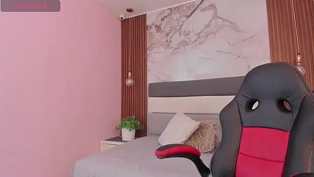 SUNNYCYRUS online show from September 29, 1:27 pm