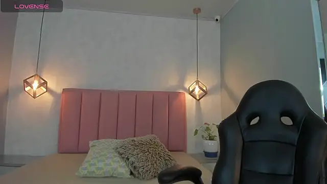 SUNNYCYRUS online show from November 11, 12:38 pm