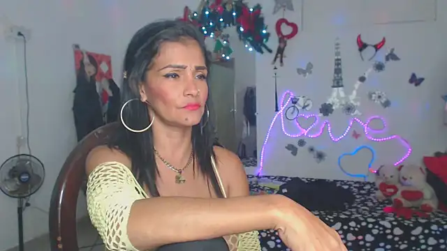Snapshot of brigitht chatting on December 28, 5:02 am brigitht online show from December 28, 5:02 am