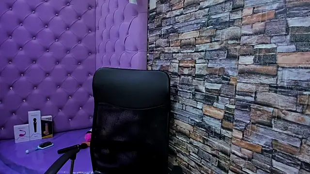 Snapshot of celeste_blue69 chatting on December 17, 2:01 am celeste blue69 online show from December 17, 2:01 am