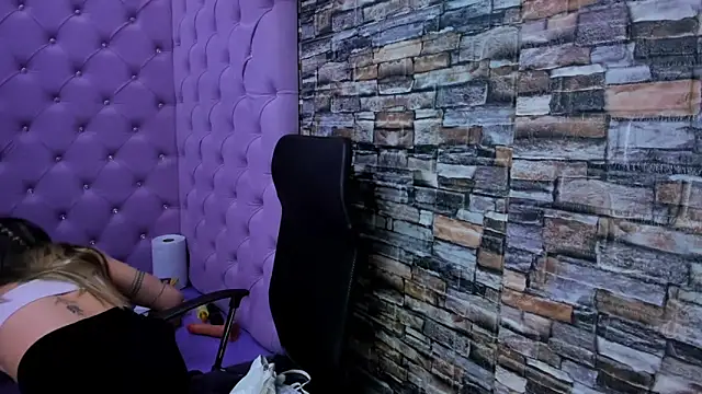 Snapshot of celeste_blue69 chatting on December 19, 2:56 am celeste blue69 online show from December 19, 2:56 am