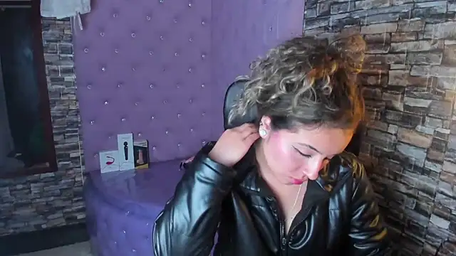 Snapshot of celeste_blue69 chatting on February 14, 6:34 am celeste blue69 online show from February 14, 6:34 am