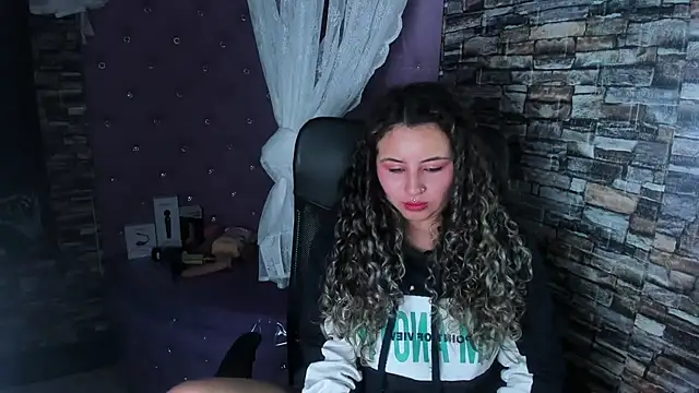 Snapshot of celeste_blue69 chatting on February 15, 8:44 am celeste blue69 online show from February 15, 8:44 am