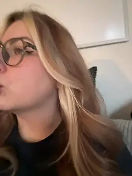 Livewithlucy online show from February 13, 11:39 am