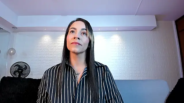 Snapshot of violet_scott chatting on November 19, 10:37 am violet scott online show from November 19, 10:37 am