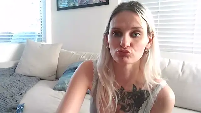 BonnieBazz online show from December 2, 11:18 pm