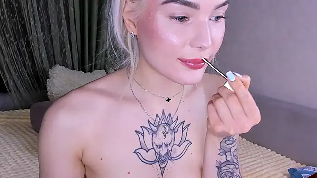 Snapshot of Sweeet_Barbie chatting on May 1, 5:17 pm Sweeet Barbie online show from May 1, 5:17 pm