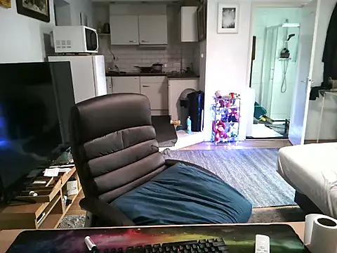 Snapshot of mihaimichael chatting on October 8, 2:47 pm mihaimichael online show from October 8, 2:47 pm