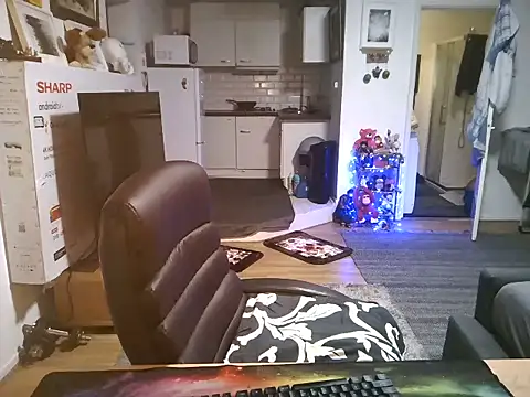 Snapshot of mihaimichael chatting on October 18, 12:02 am mihaimichael online show from October 18, 12:02 am