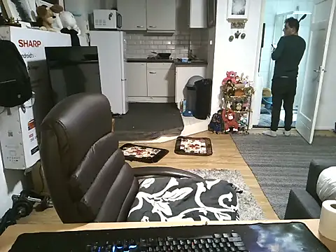 Snapshot of mihaimichael chatting on October 23, 1:32 pm mihaimichael online show from October 23, 1:32 pm