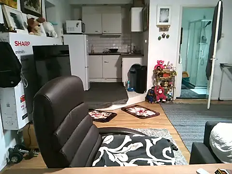 Snapshot of mihaimichael chatting on October 25, 11:29 am mihaimichael online show from October 25, 11:29 am