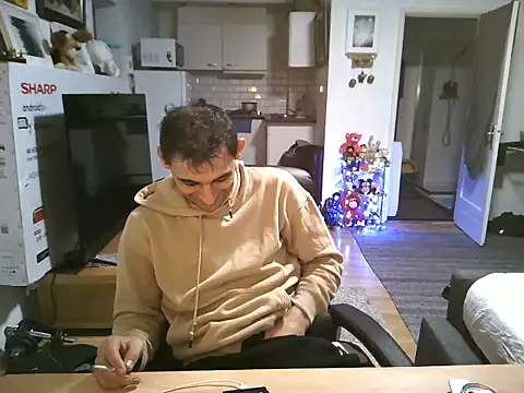 Snapshot of mihaimichael chatting on October 28, 12:14 am mihaimichael online show from October 28, 12:14 am