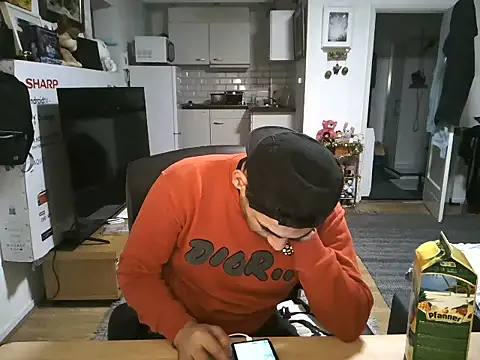 Snapshot of mihaimichael chatting on October 31, 2:56 am mihaimichael online show from October 31, 2:56 am