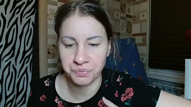 Snapshot of TherestlessKitty chatting on February 19, 10:17 pm TherestlessKitty online show from February 19, 10:17 pm