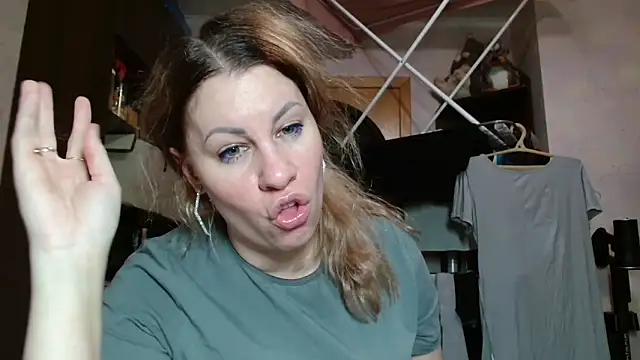 Snapshot of TherestlessKitty chatting on April 9, 10:15 pm TherestlessKitty online show from April 9, 10:15 pm