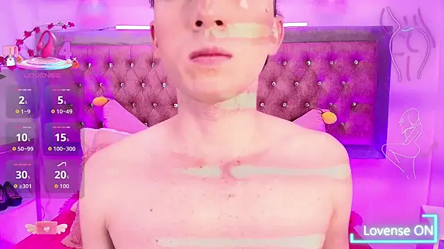 Snapshot of Tayzon_Foxxx chatting on October 4, 12:47 pm Tayzon Foxxx online show from October 4, 12:47 pm