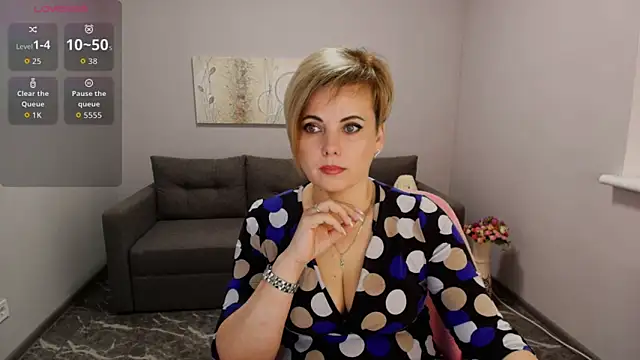 Julia Wilsone online show from February 6, 7:02 am