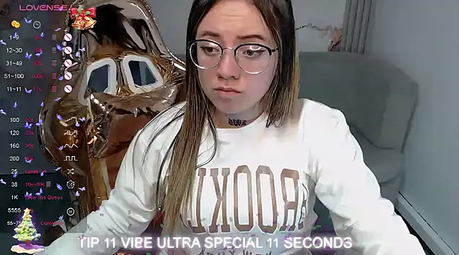 Snapshot of Cristal_v_1 chatting on December 18, 10:40 am Cristal v 1 online show from December 18, 10:40 am