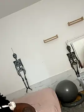 Snapshot of Goddess_Nafeesha chatting on December 14, 8:13 pm Goddess Nafeesha online show from December 14, 8:13 pm