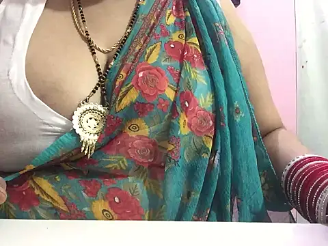 Snapshot of Desi_bhabhiii chatting on December 31, 5:44 am Desi bhabhiii online show from December 31, 5:44 am