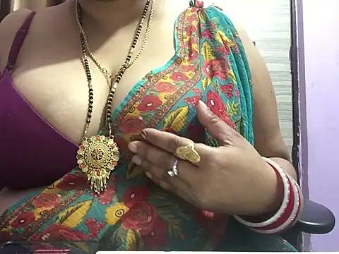 Snapshot of Desi_bhabhiii chatting on February 15, 5:41 am Desi bhabhiii online show from February 15, 5:41 am