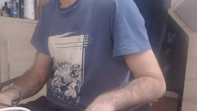 uncutguy01 online show from December 22, 12:38 pm