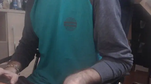 uncutguy01 online show from December 26, 6:52 am