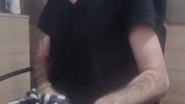 uncutguy01 online show from January 1, 5:44 pm